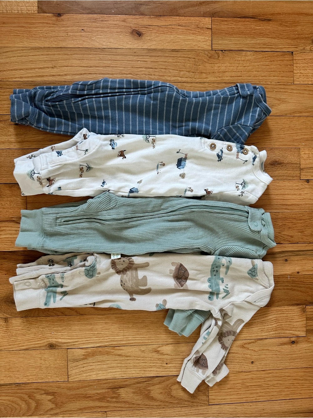 Bundle Carters 4- pack jumpsuit in size 3 months